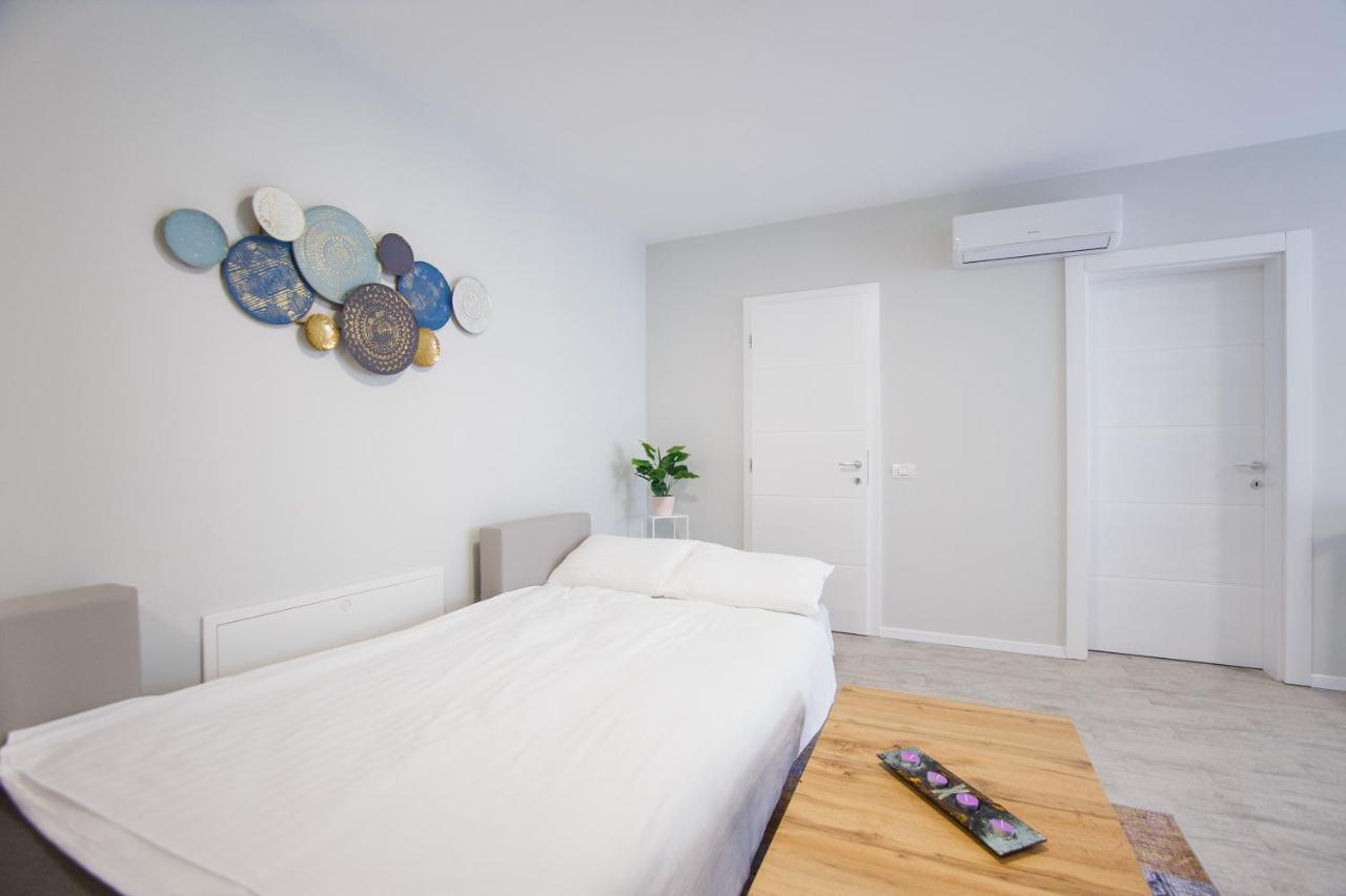 Retreat To A Stylish Home At West Residence Oradea Zewnętrze zdjęcie