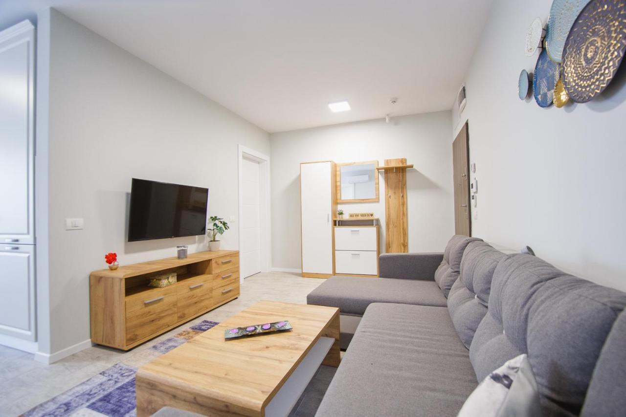 Retreat To A Stylish Home At West Residence Oradea Zewnętrze zdjęcie