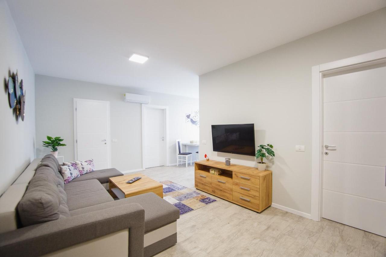 Retreat To A Stylish Home At West Residence Oradea Zewnętrze zdjęcie