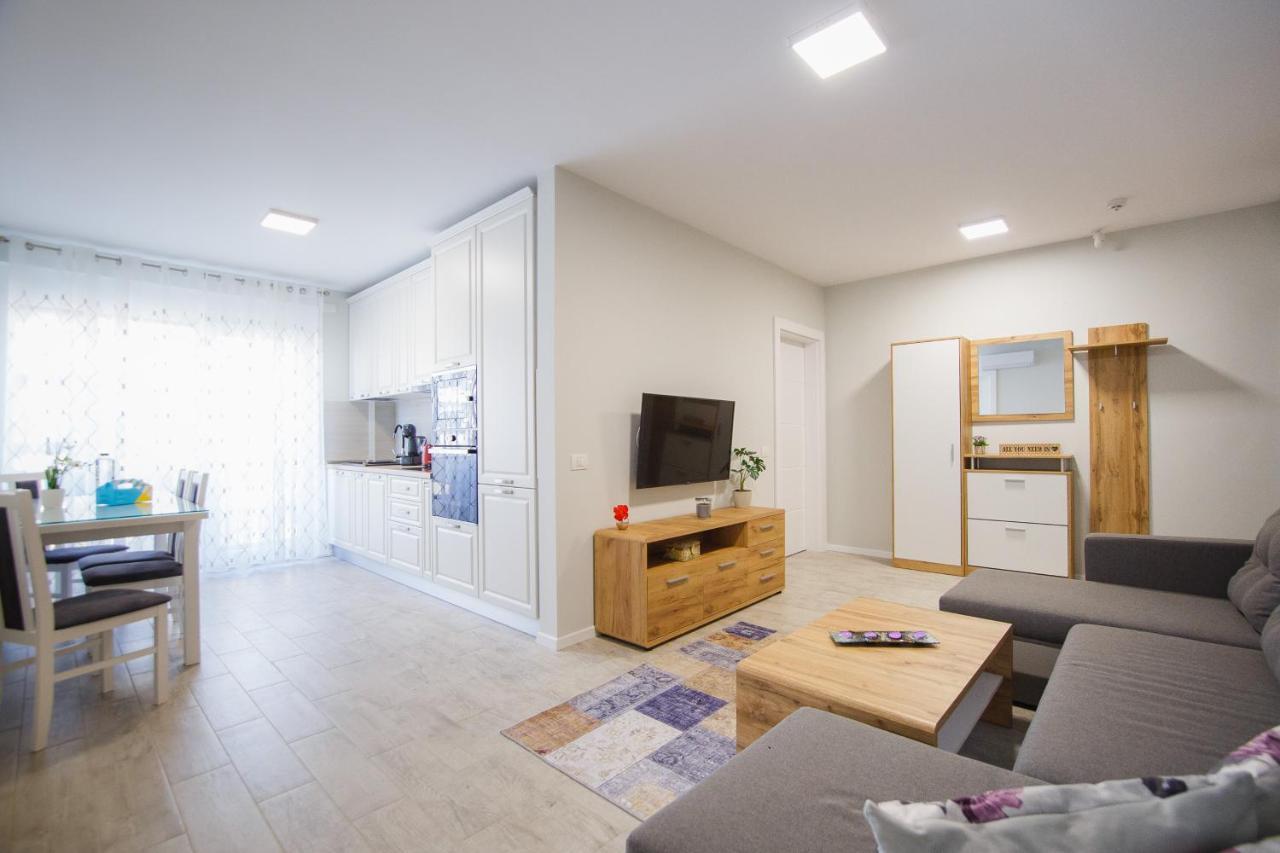 Retreat To A Stylish Home At West Residence Oradea Zewnętrze zdjęcie
