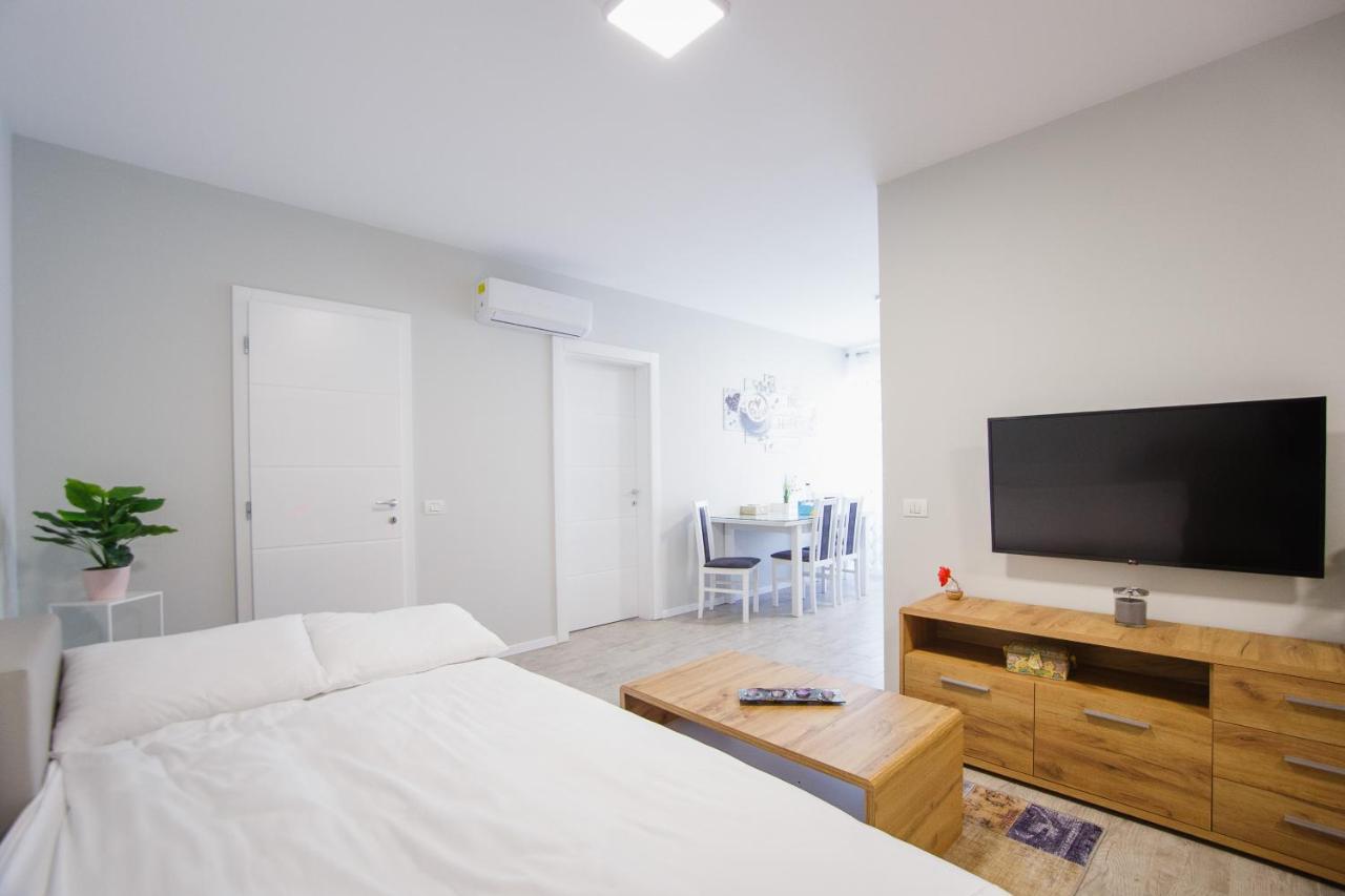 Retreat To A Stylish Home At West Residence Oradea Zewnętrze zdjęcie